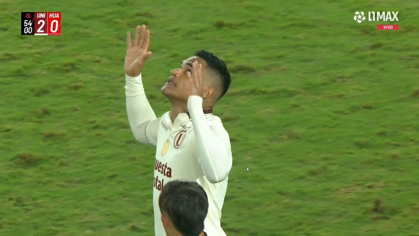 Anderson Santamaría anotó de cabeza el segundo gol de Universitario en la victoria parcial ante Sport Huancayo