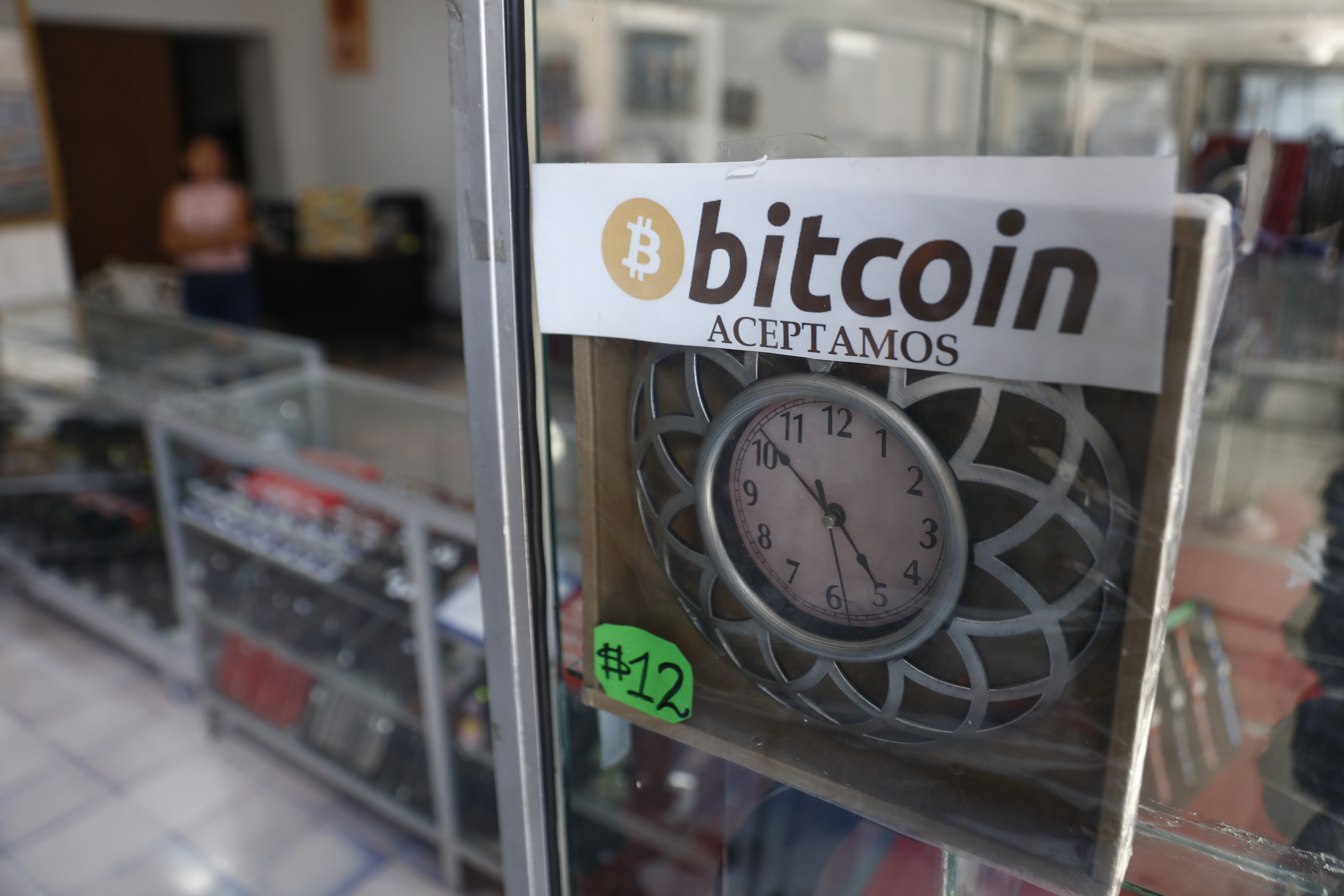 Crecen las remesas en criptomonedas en El Salvador, pero siguen siendo una fracción mínima del total