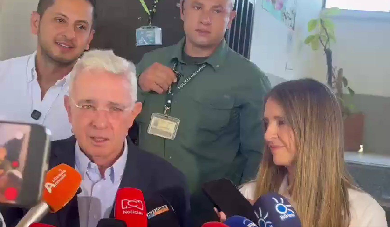 Álvaro Uribe participa en votación junto a Paloma Valencia en jornada electoral en Colombia