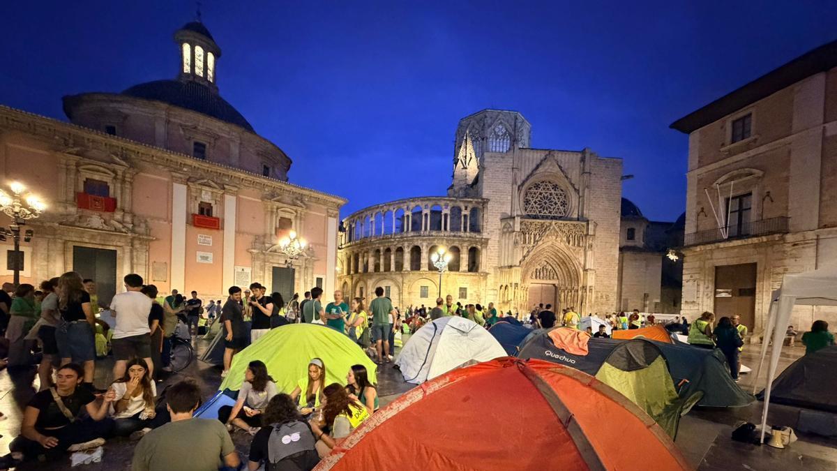 Docentes en huelga mantienen una acampada indefinida en la Plaza de la Virgen para exigir negociación real
