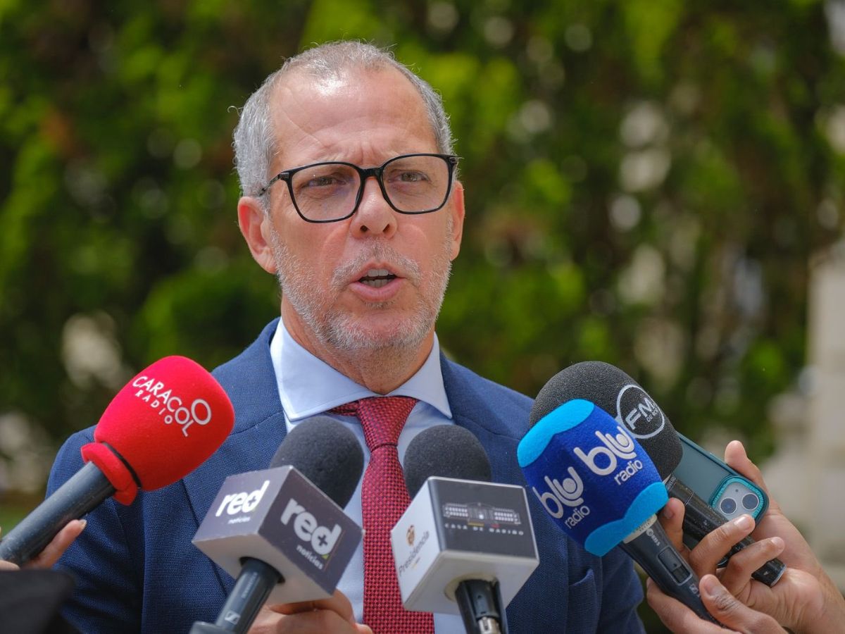 La Procuraduría suspende provisionalmente al embajador Alfredo Saade por presunta participación en política