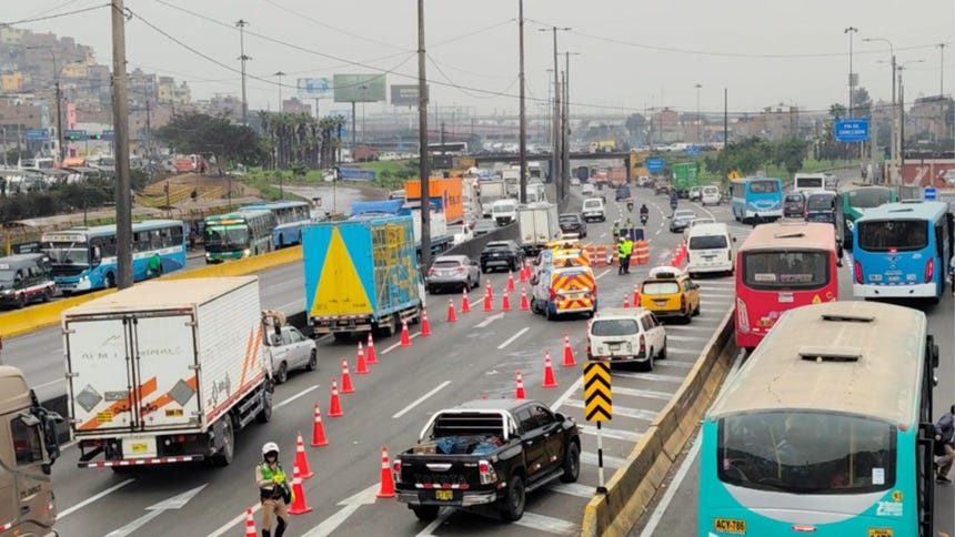 Accidente en la Vía Evitamiento deja dos jóvenes fallecidos tras despiste de motocicleta y atropello de tráiler