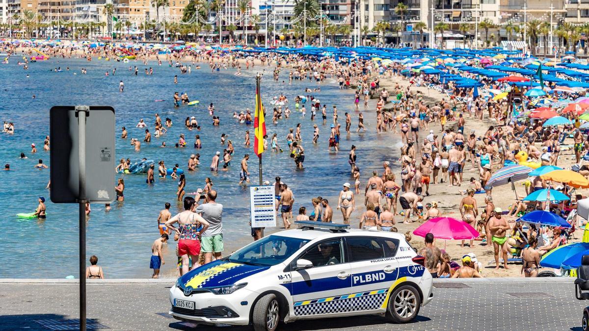 Turista inglés detenido tras agredir a una mujer y a un niño en la playa de Benidorm