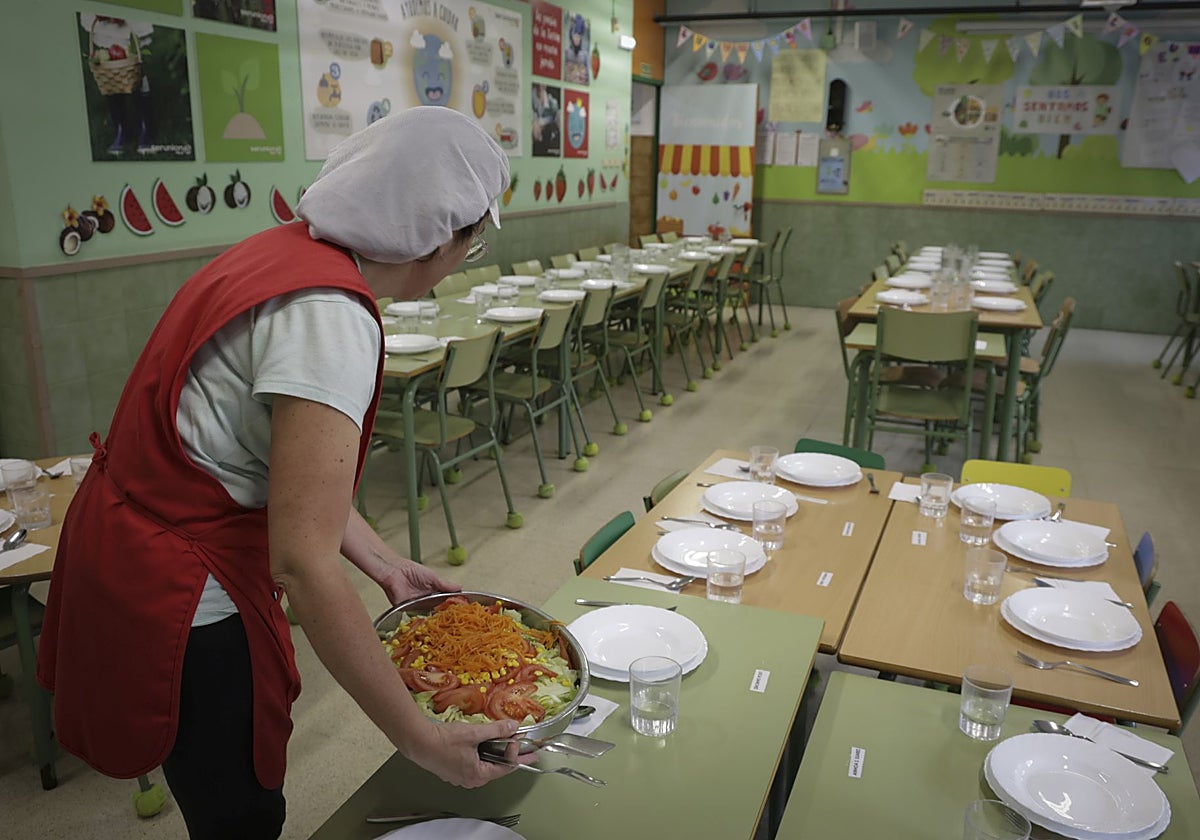 Las familias de Gijón critican una subida de hasta el 45% en los comedores escolares y piden revisar los nuevos precios