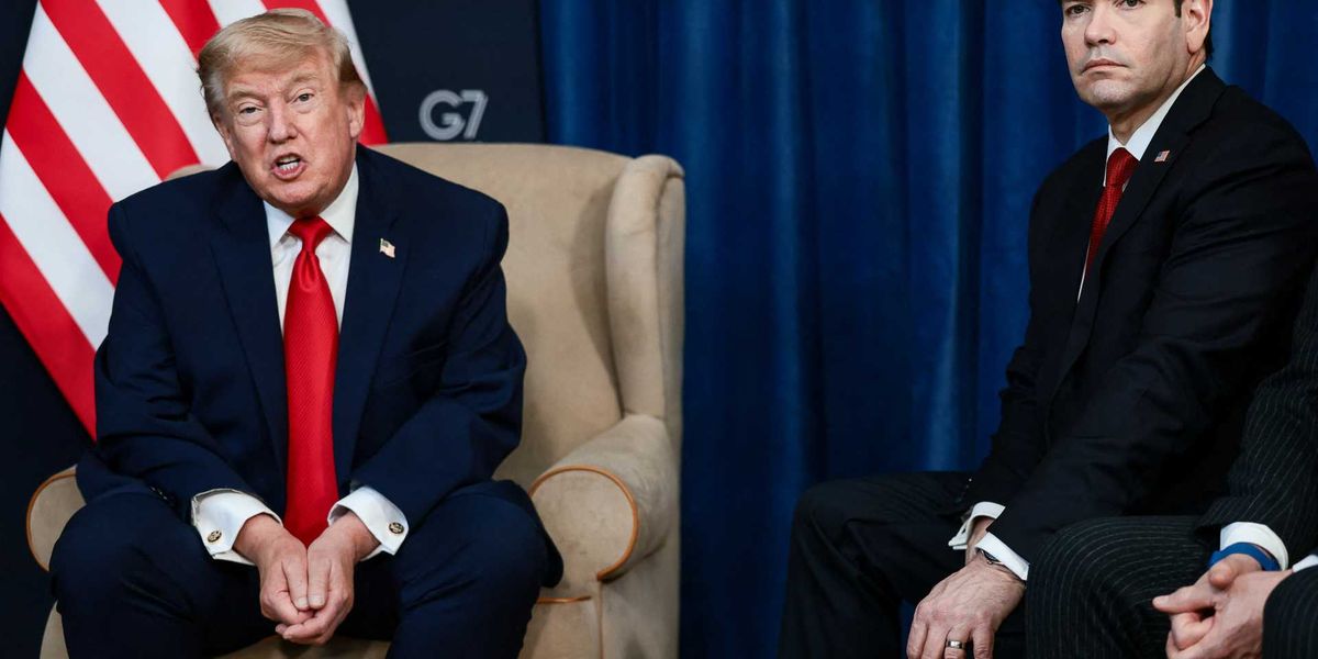 Report: Last-Minute Chaos Surrounds Signing of U.S.-Iran Agreement at Versailles Dinner