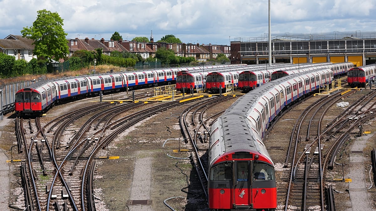 Accidente entre dos trenes en la línea de Bedford-Luton deja heridos y provoca cortes ferroviarios en Reino Unido
