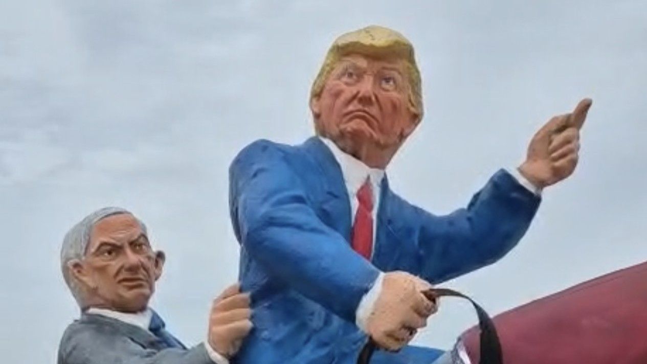 Oleiros quema una falla de San Juan con figuras de Trump y Netanyahu en la playa de Bastiagueiro