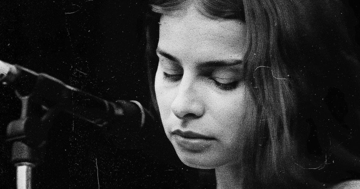 Hope Sandoval's Reserved and Ethereal Stage Presence with Mazzy Star in the 1990s
