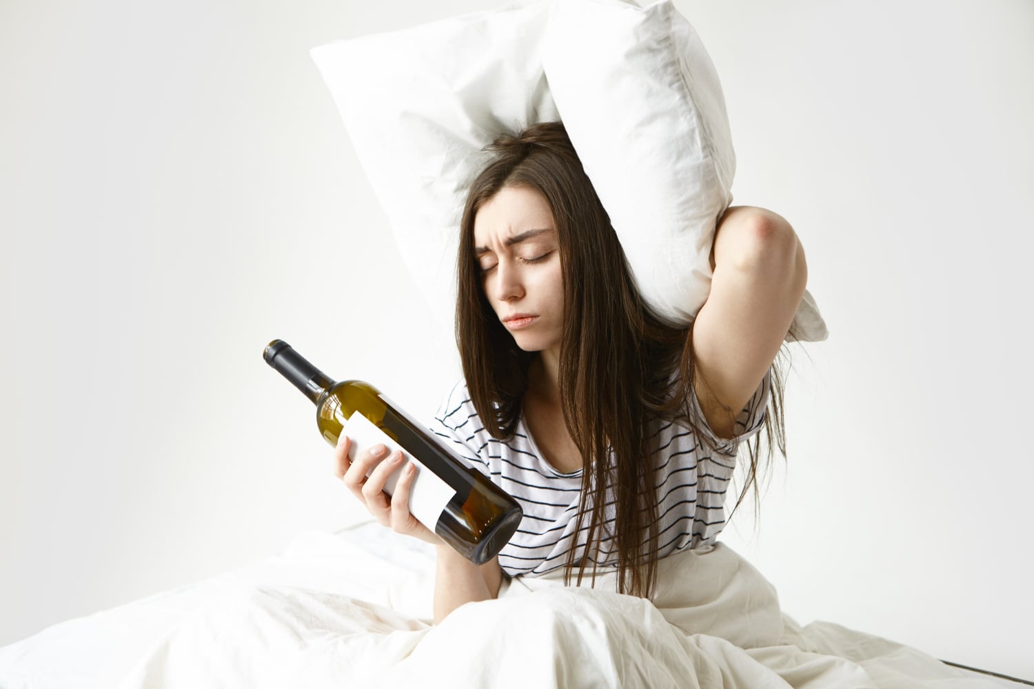Remedios naturales y recomendaciones médicas para aliviar la resaca de forma efectiva