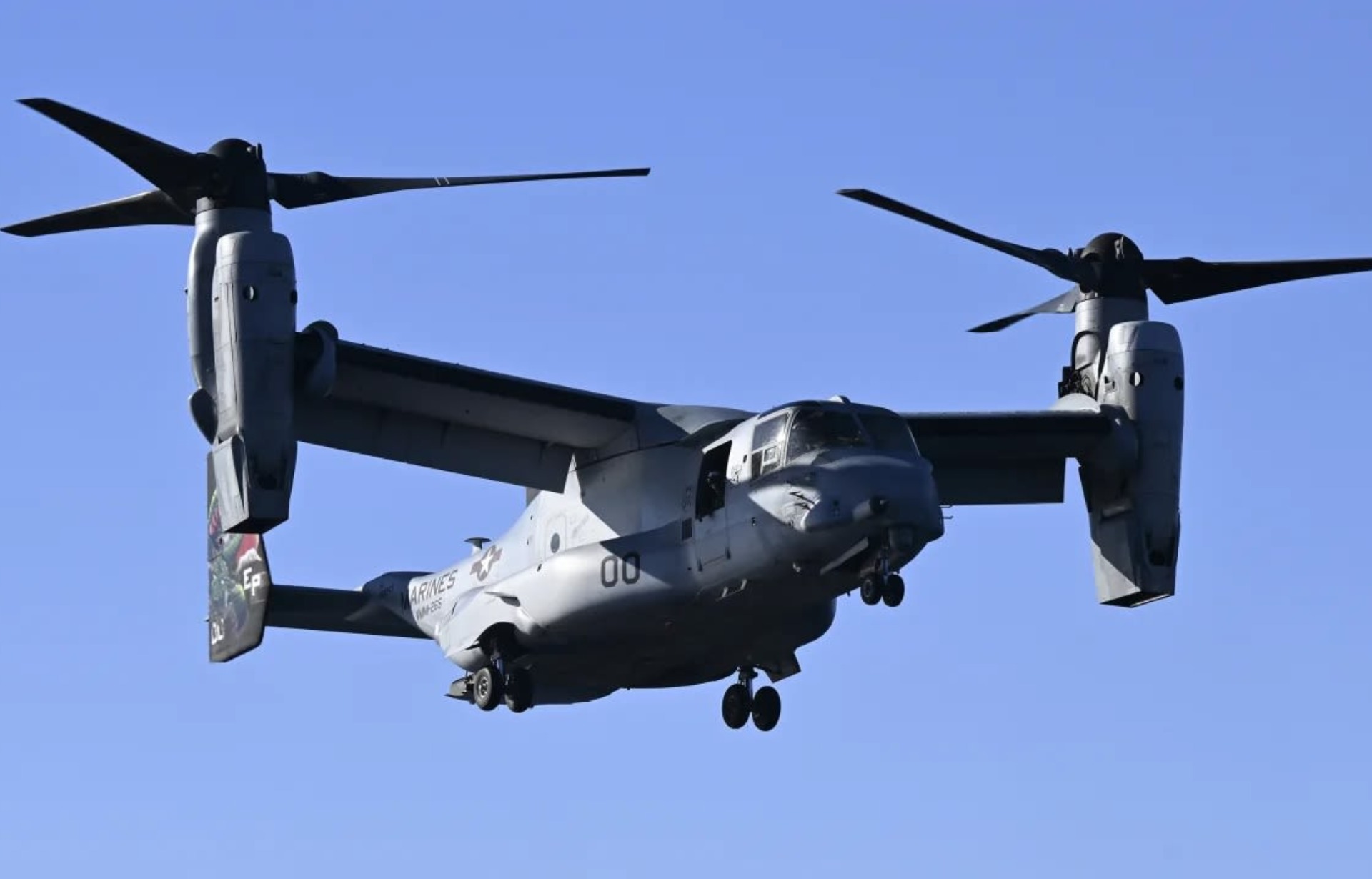 Helicóptero del Comando Sur de EE.UU. realiza inspección aérea en La Guaira tras terremotos