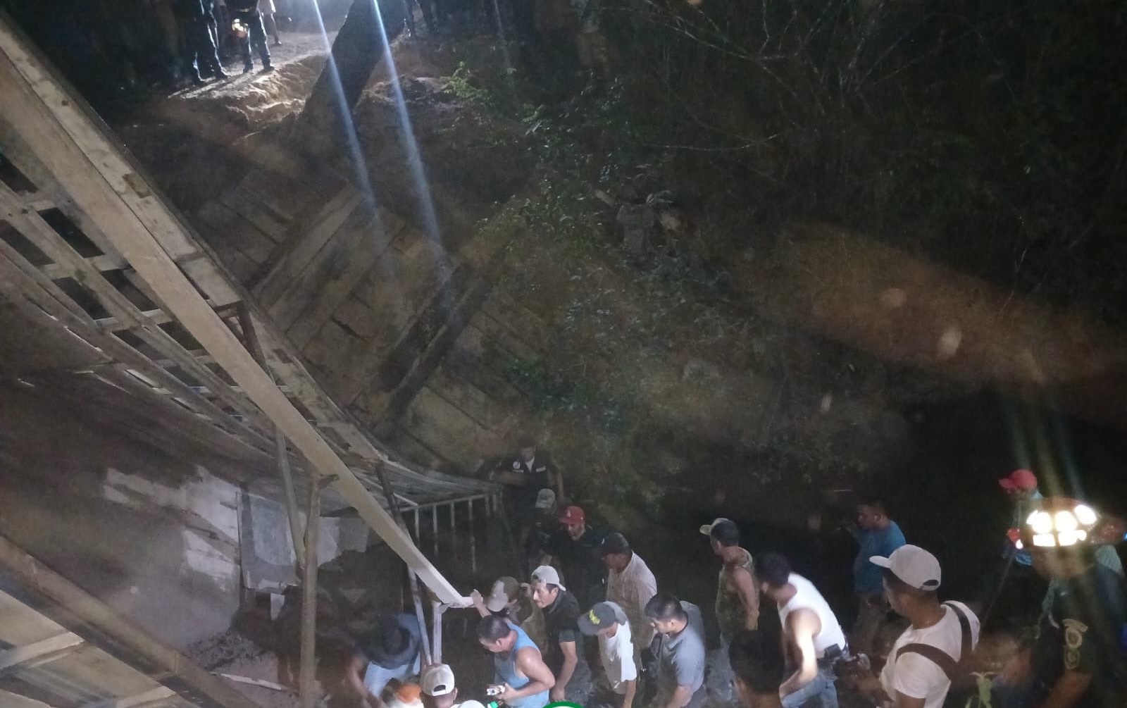 Colapso de puente en Dolores, Petén deja dos fallecidos y más de 80 familias incomunicadas