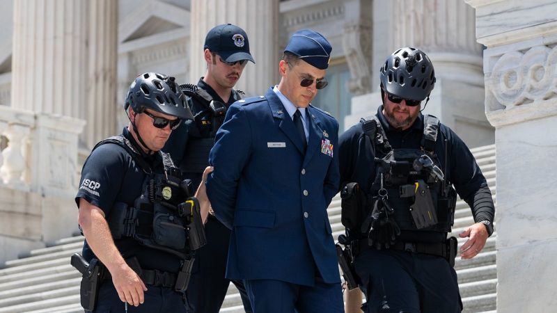 Detenido un mayor de la Fuerza Aérea de EE.UU. tras pedir el ‘impeachment’ de Trump en el Capitolio