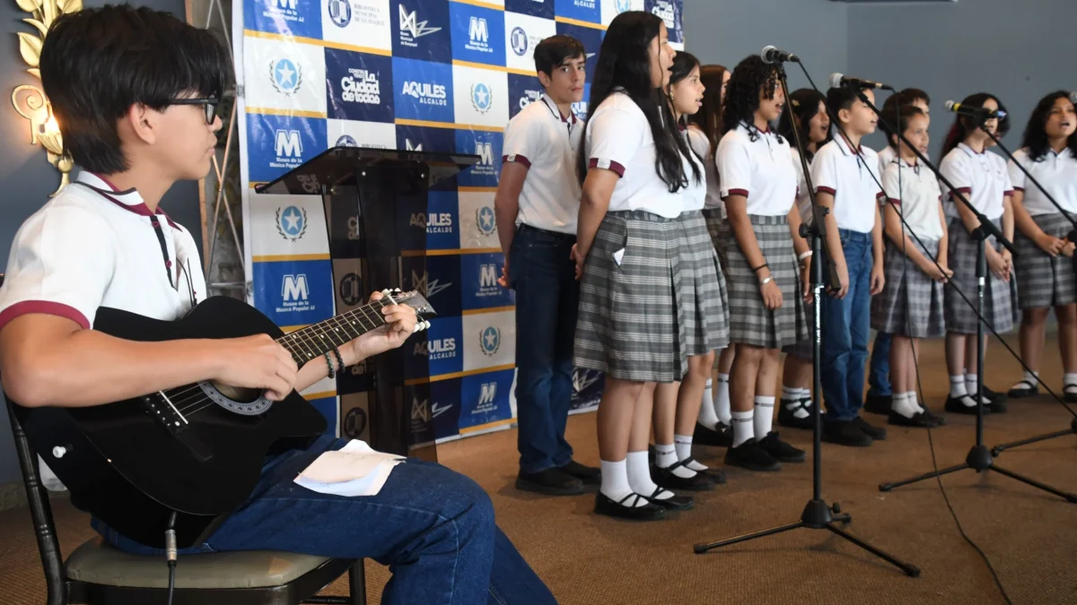 Estudiantes participan en encuentro coral que destaca la identidad cultural de Guayaquil durante las fiestas julianas