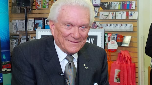 Canadian Country Music Legend Tommy Hunter Passes Away at 89