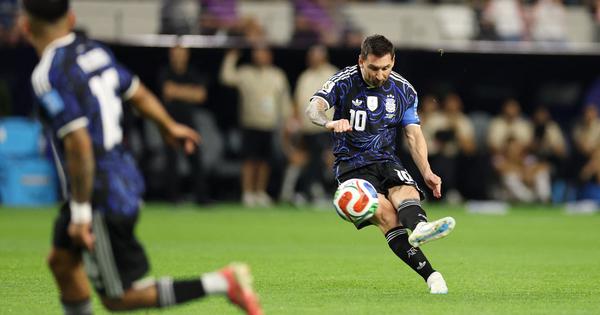 Lionel Messi's enduring dominance: The role of perception and scanning in football