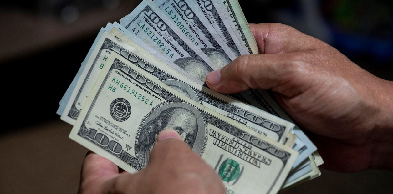 Cotización del dólar blue y comparación con el dólar oficial