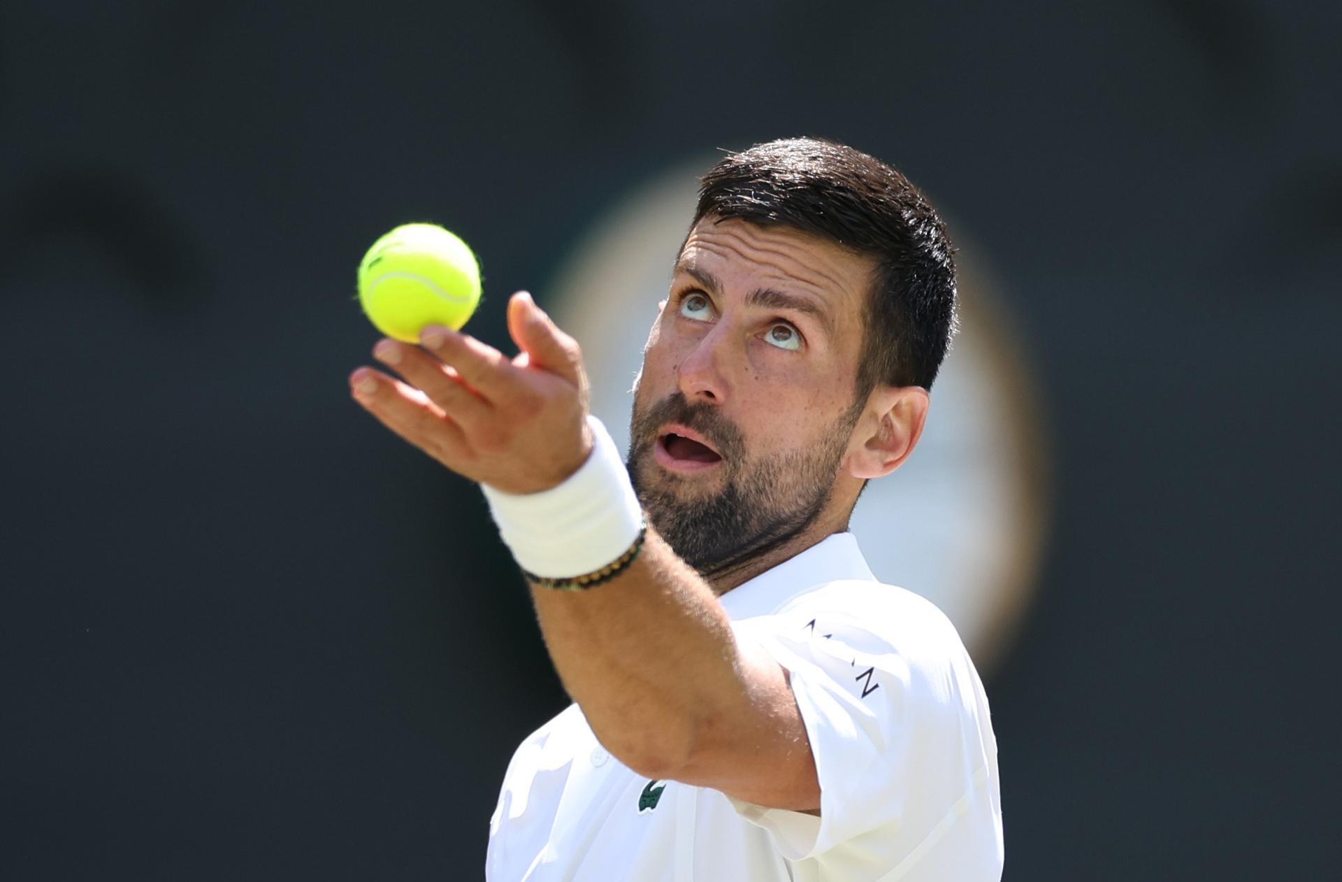 Djokovic iguala récord de Federer en Wimbledon con 106 triunfos