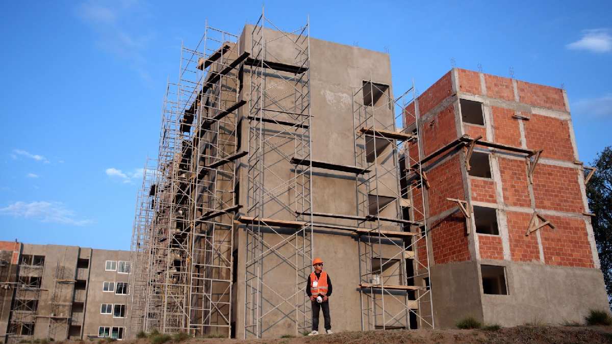 Inversión en México crece 4% en abril; construcción residencial sube 12.4%