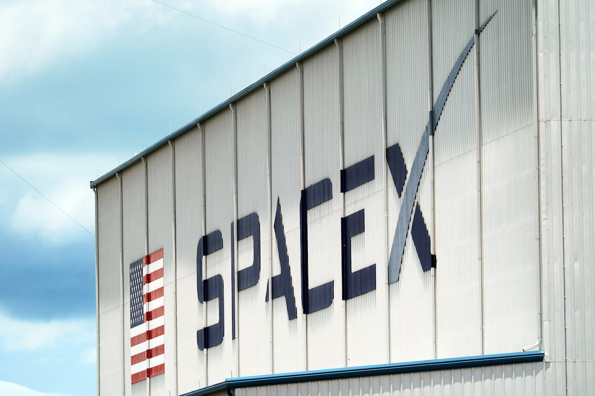 SpaceX Shares Drop Despite Nasdaq-100 Inclusion Amid Market Volatility