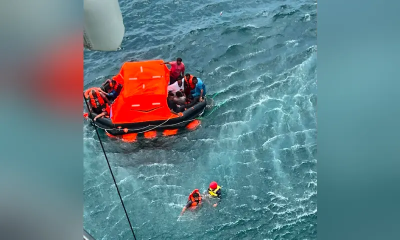 Pakistan Navy Successfully Rescues 20 Crew Members from Sinking Dhow Near Ormara