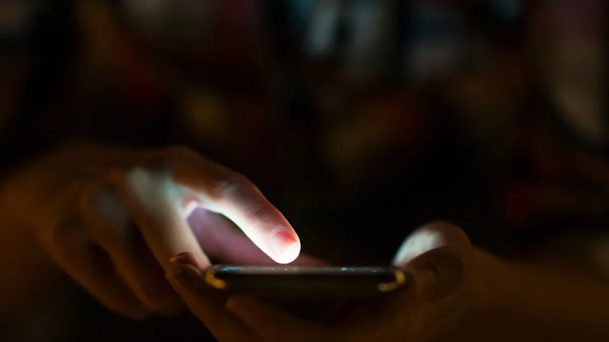 La luz azul de dispositivos electrónicos y sus efectos en la calidad del sueño