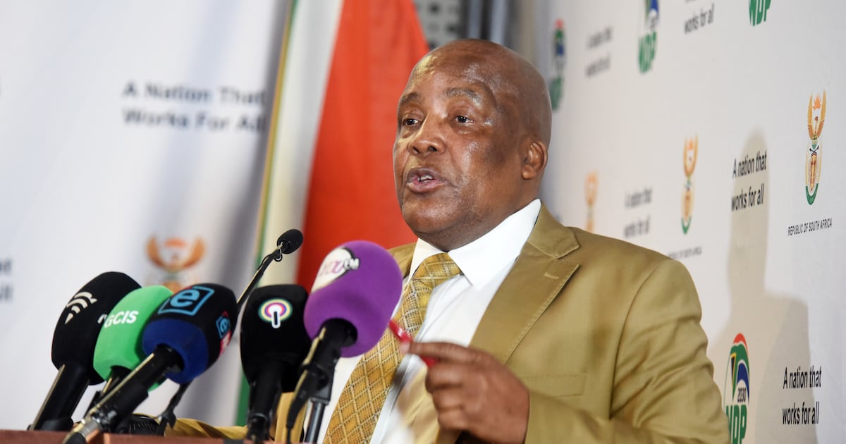 Health Minister Calls for Regulations on Unhealthy Food and Alcohol Marketing