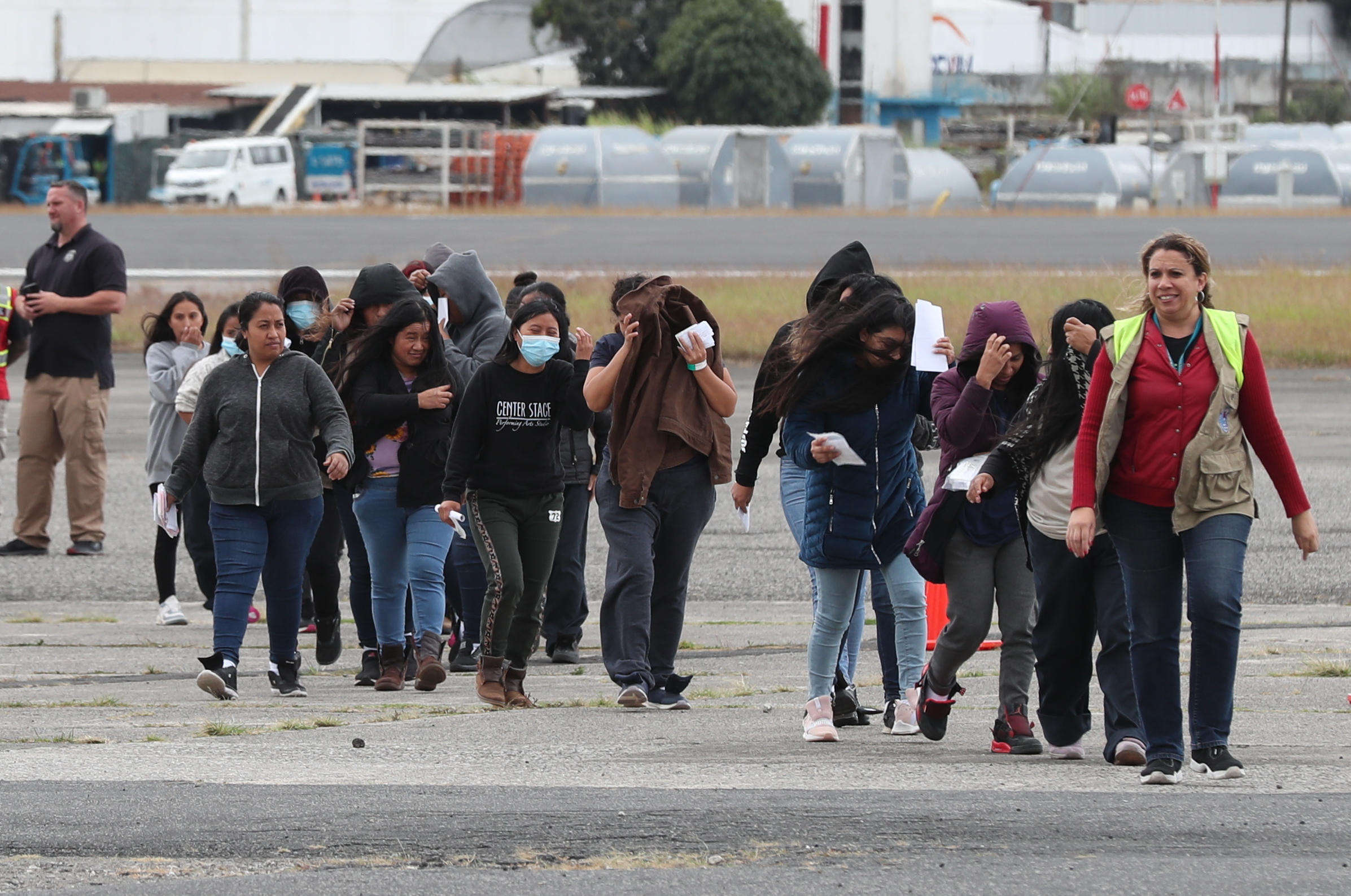 Dos guatemaltecas enfrentan multas millonarias por no cumplir órdenes de deportación