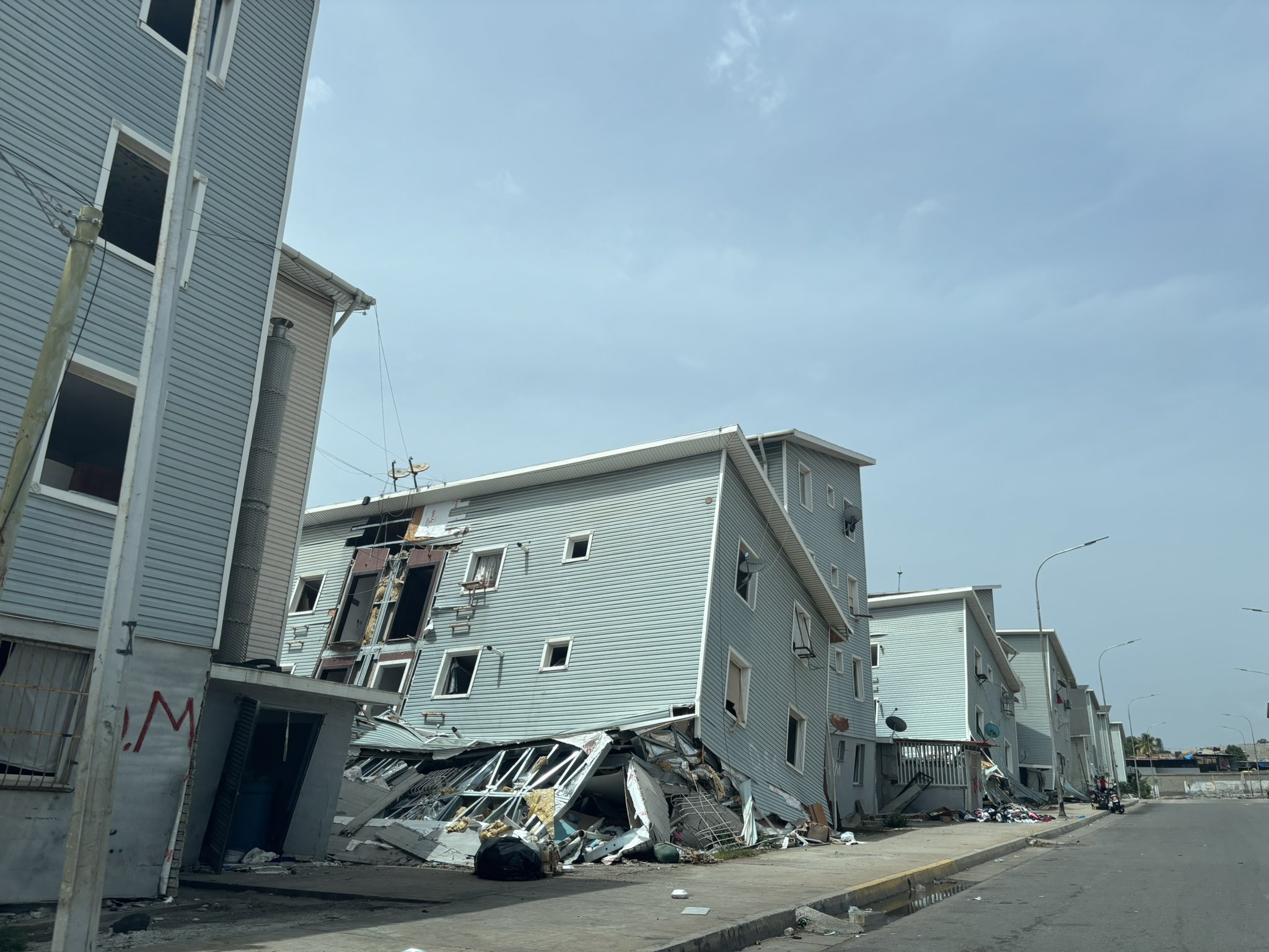 Colapso en edificio de la Misión Vivienda durante terremotos en La Guaira
