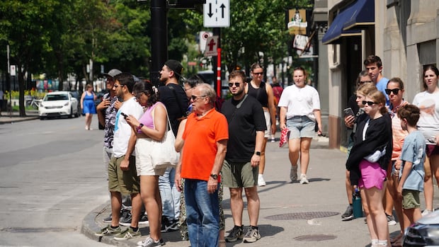 Quebec's Population Shifts: Regional Growth and Decline Projections