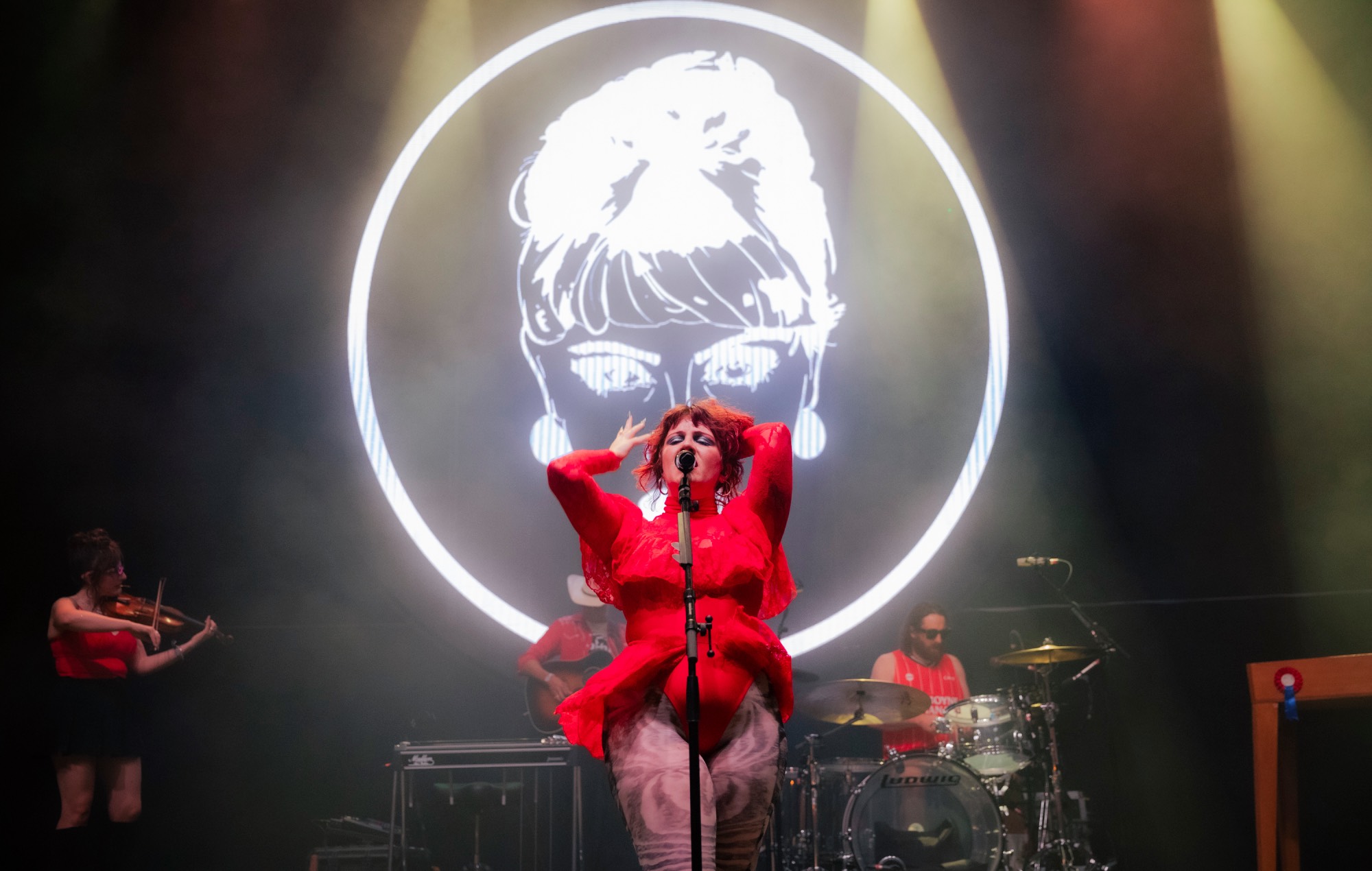Robbie Williams surprises CMAT during Bilbao BBK Live 2026 performance