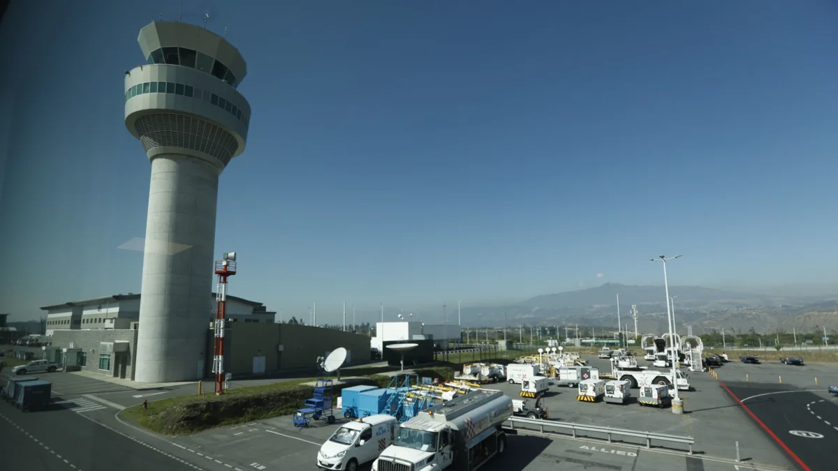 Aeropuerto de Quito reanuda operaciones tras mantenimiento en la pista