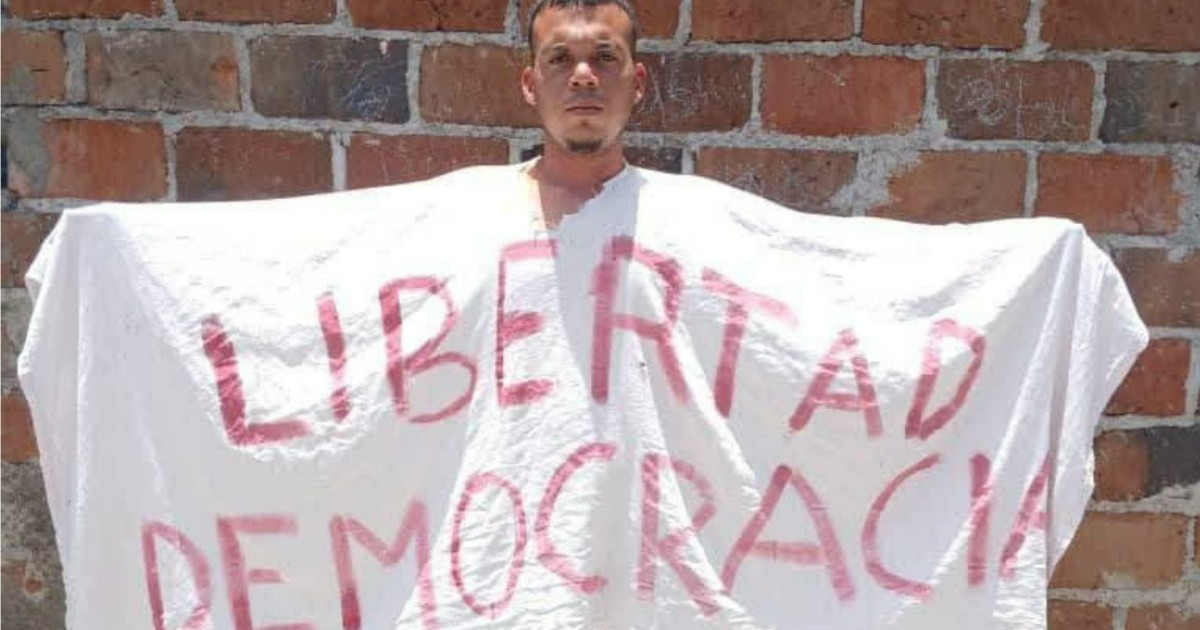 Joven en El Cobre protesta por libertad y democracia