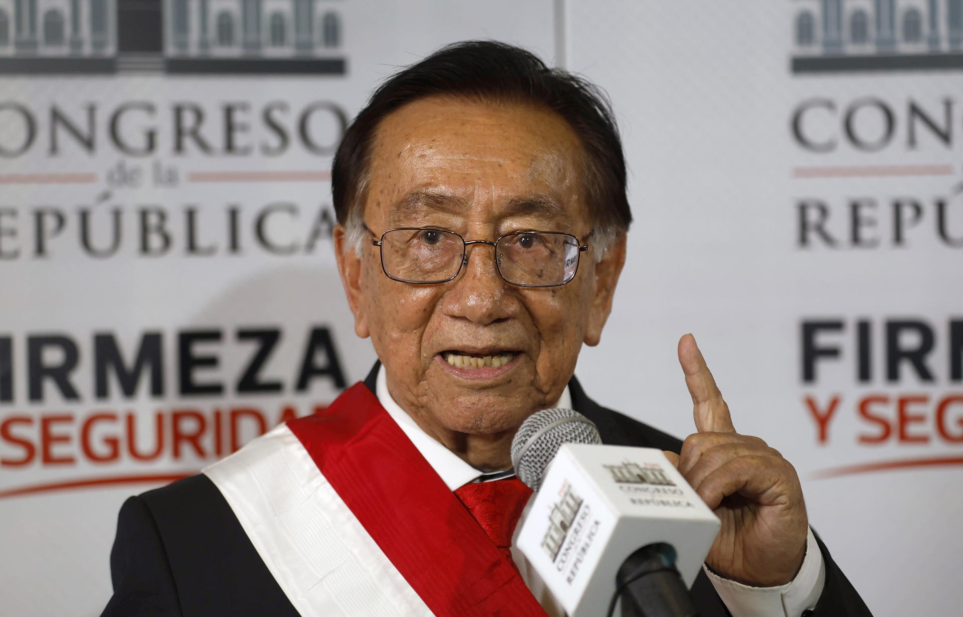 Balcázar solicita pensión vitalicia tras finalizar su mandato interino