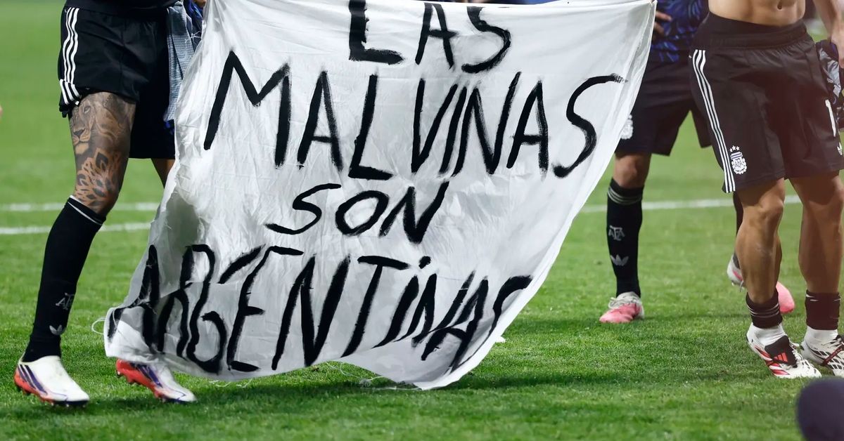 La FIFA analiza posibles sanciones a Argentina por exhibir una pancarta sobre las Malvinas tras vencer a Inglaterra
