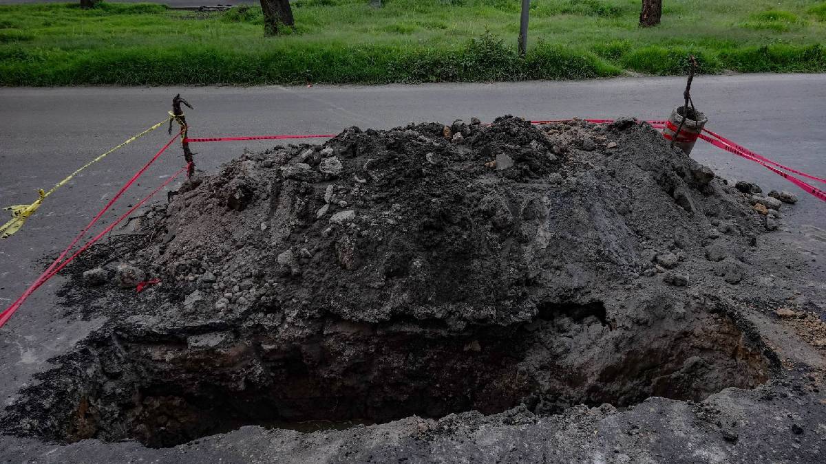 Megasocavón en Puebla se lleva un camión