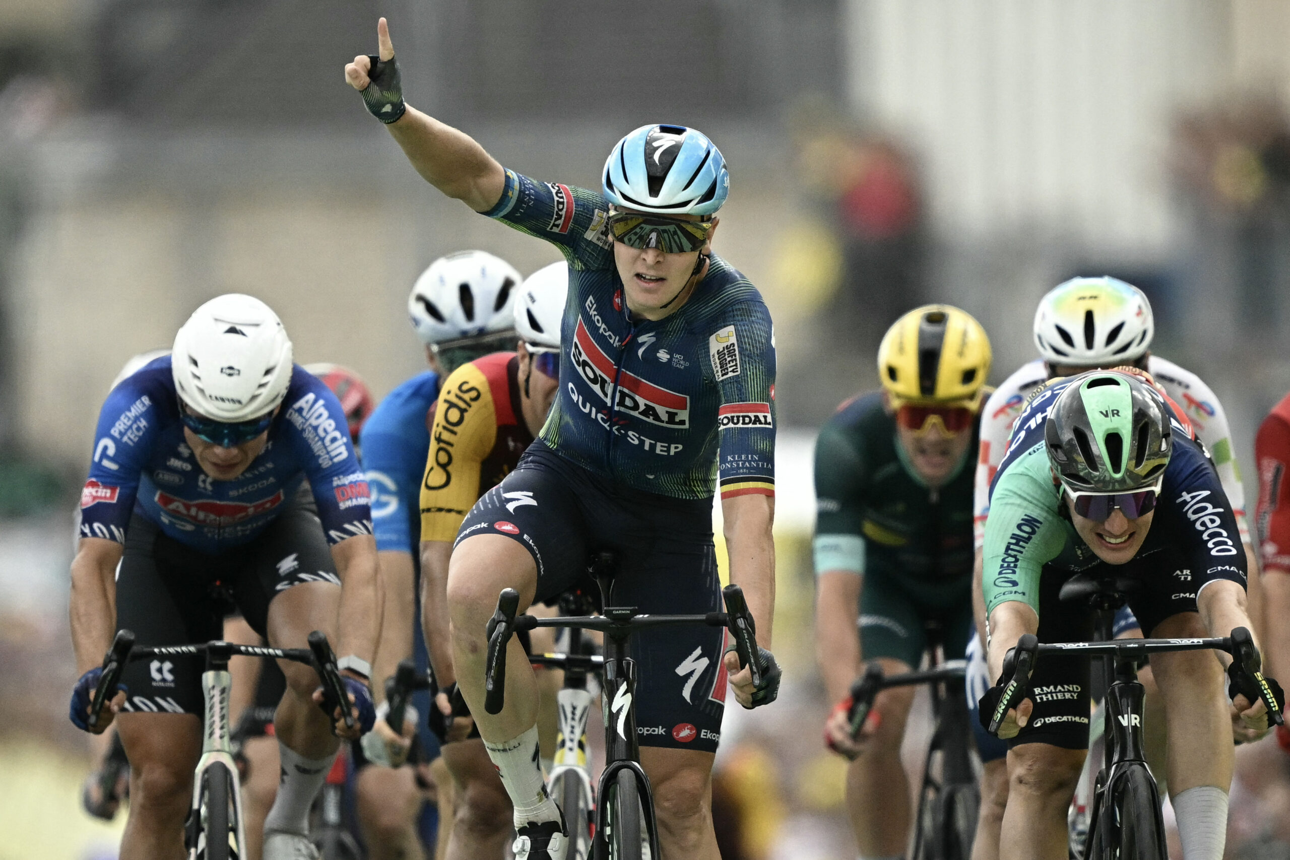 Tim Merlier se lleva la etapa 12 del Tour de Francia con caída de Gaviria