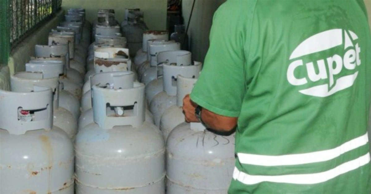 Gobierno cubano eleva precios del gas licuado y manufacturado, impactando a familias
