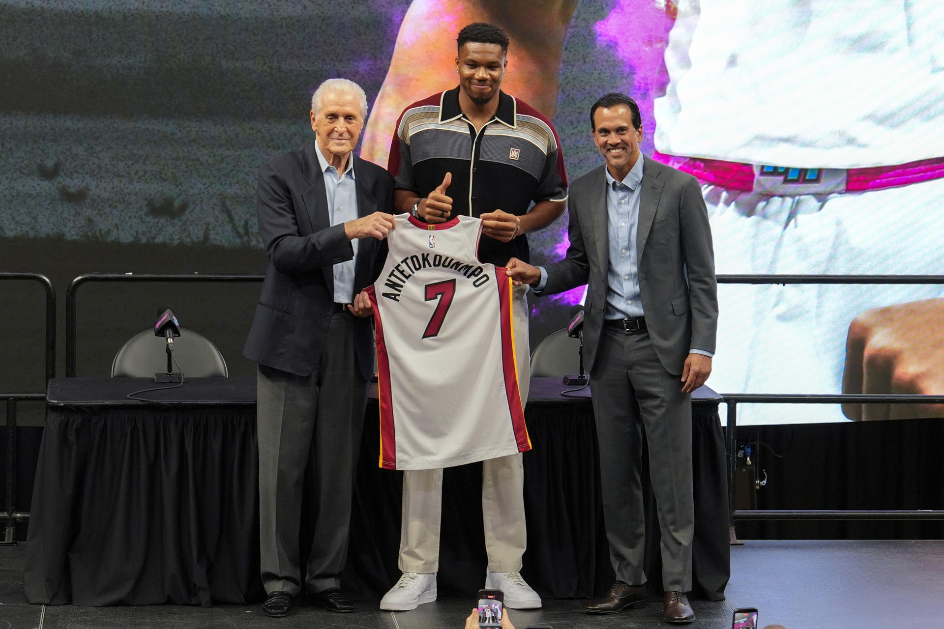 Giannis Antetokounmpo se une al Heat de Miami y elogia a Messi