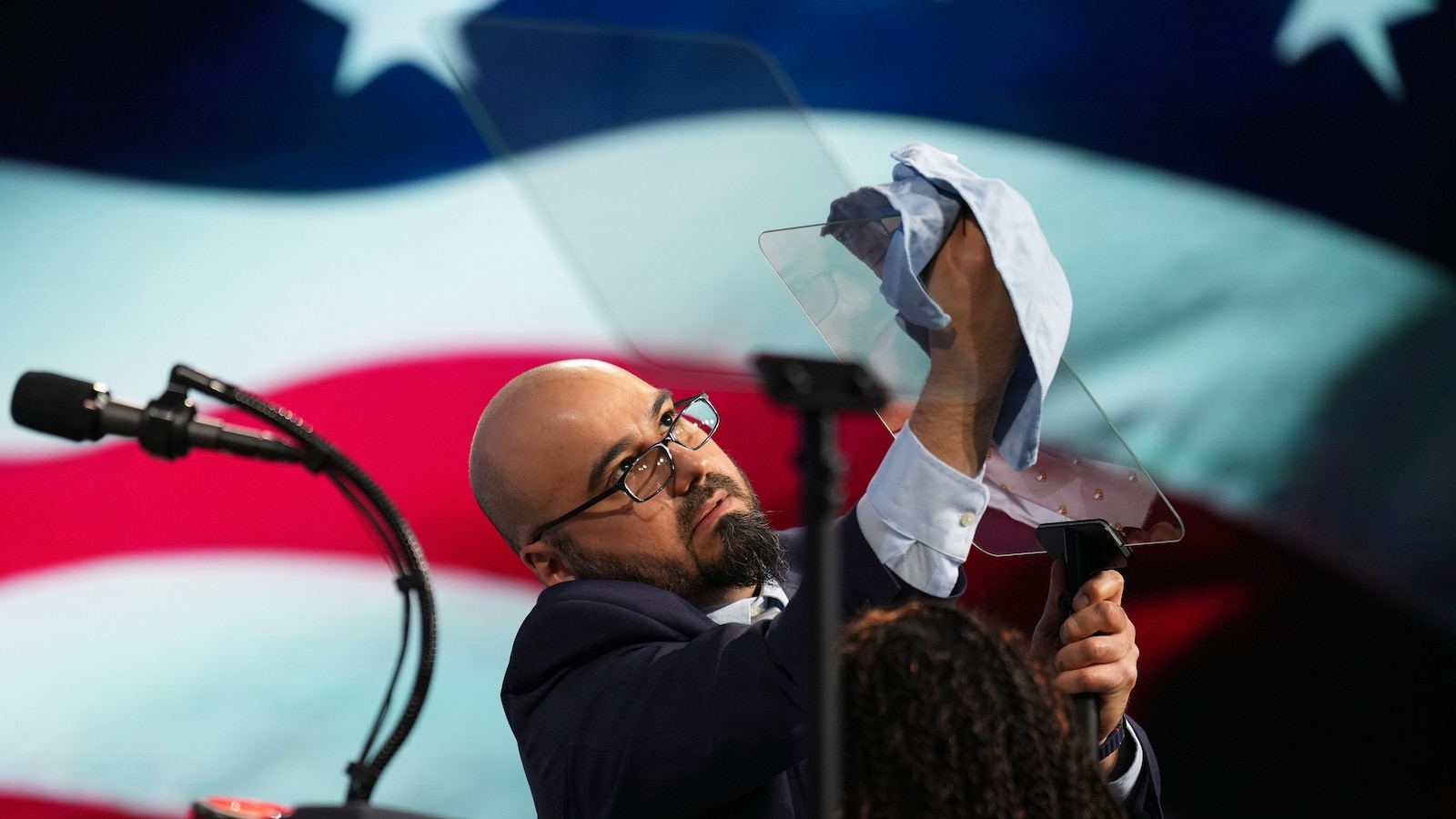 Operador del teleprompter de la Casa Blanca enfrenta investigación por apuestas con información privilegiada