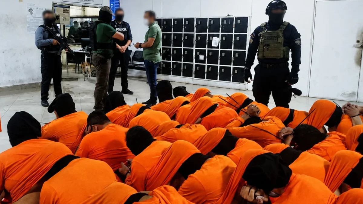 Ecuador incorpora exmilitares como guías penitenciarios para reducir déficit