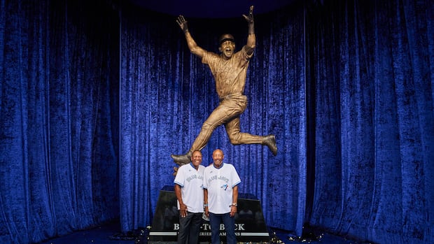 Blue Jays celebrate 1992-1993 World Series legacy with Joe Carter statue unveiling