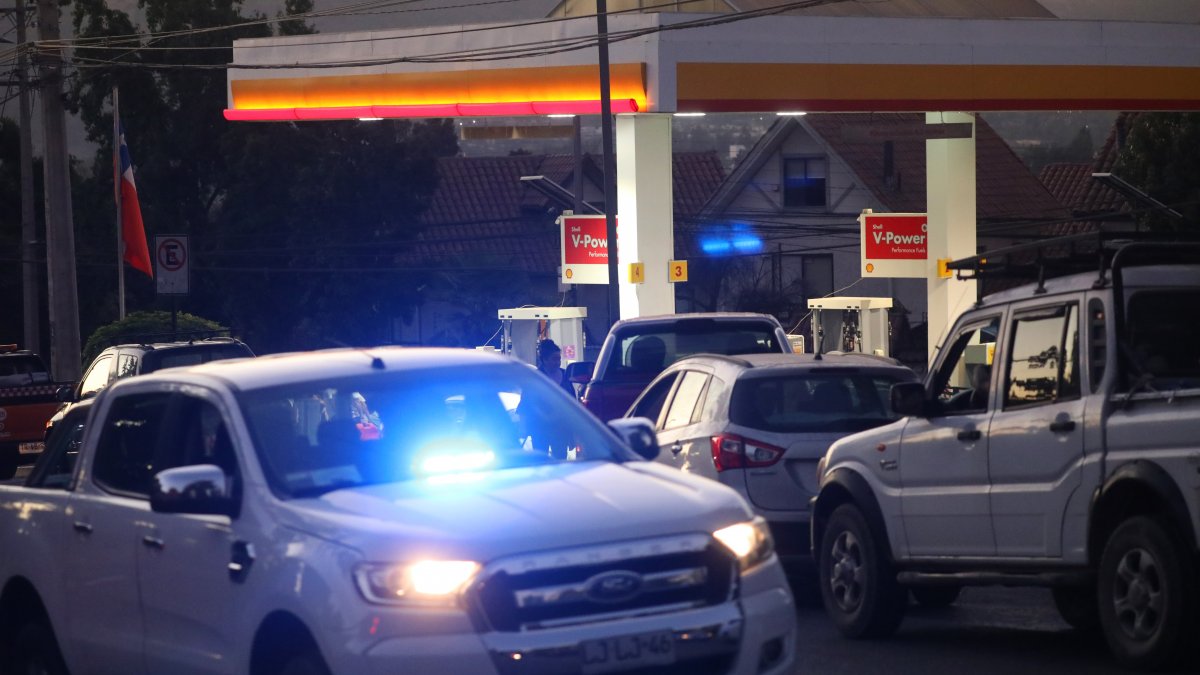 Tres arrestados tras robo y persecución en servicio Shell de Colina