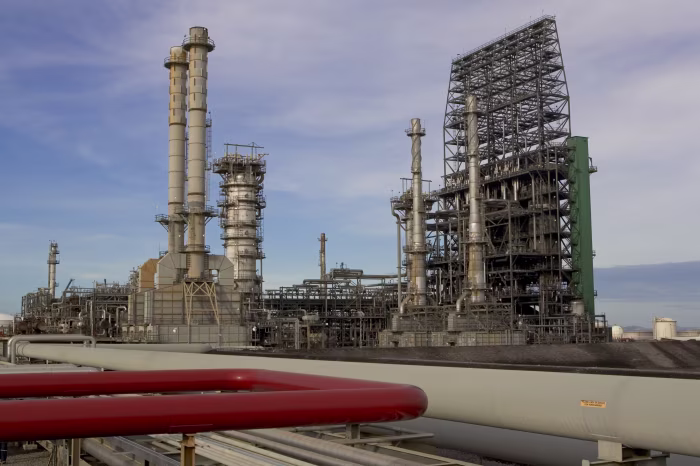 Aumento del 3% en el precio del brent tras ataques estadounidenses a Irán