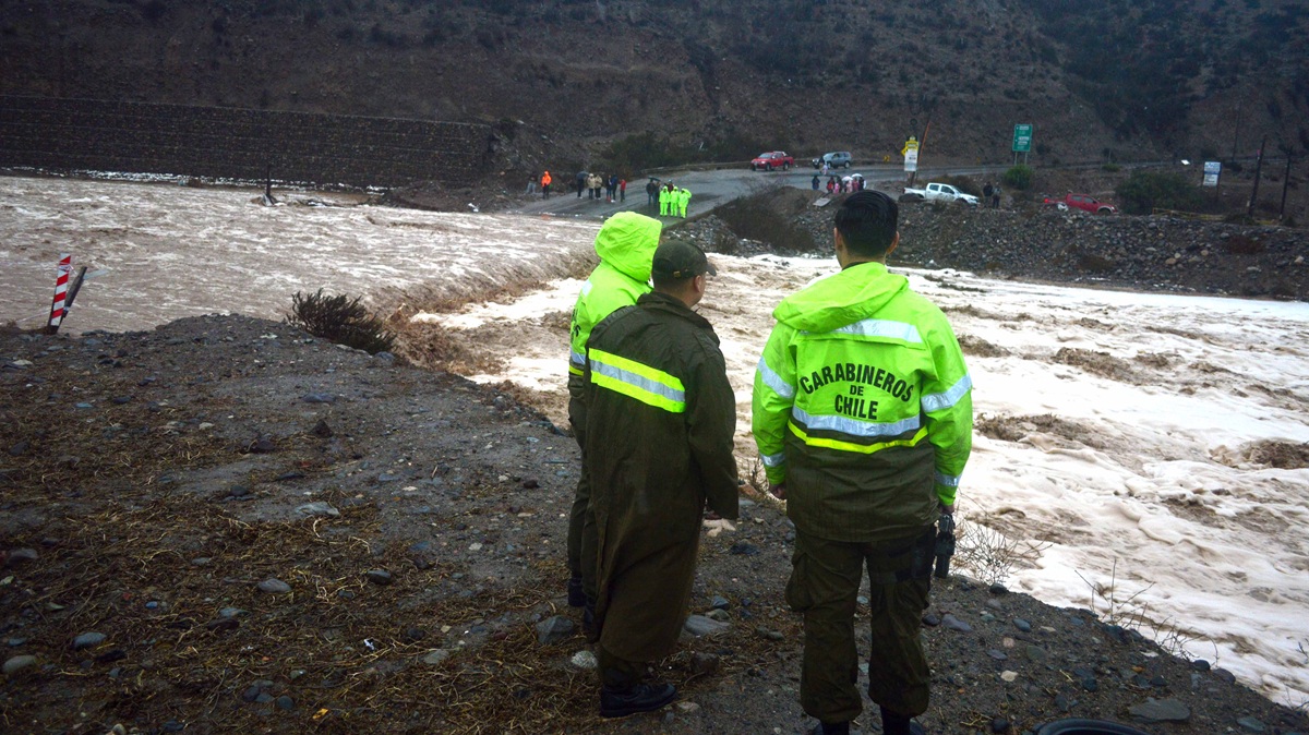 Inundaciones en 12 regiones: Alertas, evacuaciones y operativos de rescate por desborde de ríos