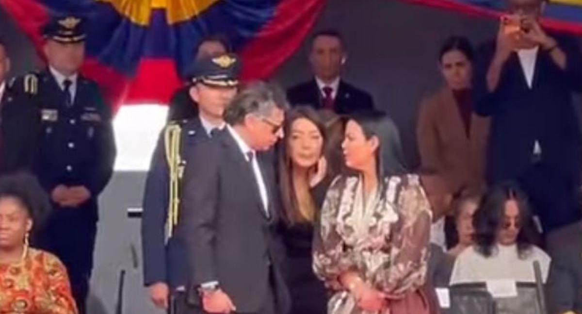 Gustavo Petro muestra enojo durante el Desfile Militar con dos funcionarias