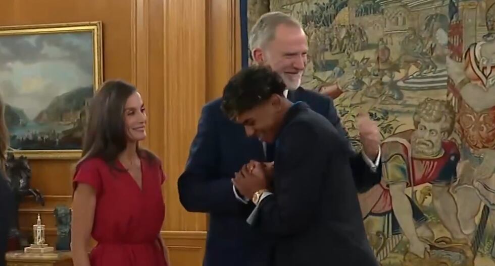 Lamine Yamal sorprendió al saludar con un abrazo al rey Felipe VI durante la recepción oficial de la selección española