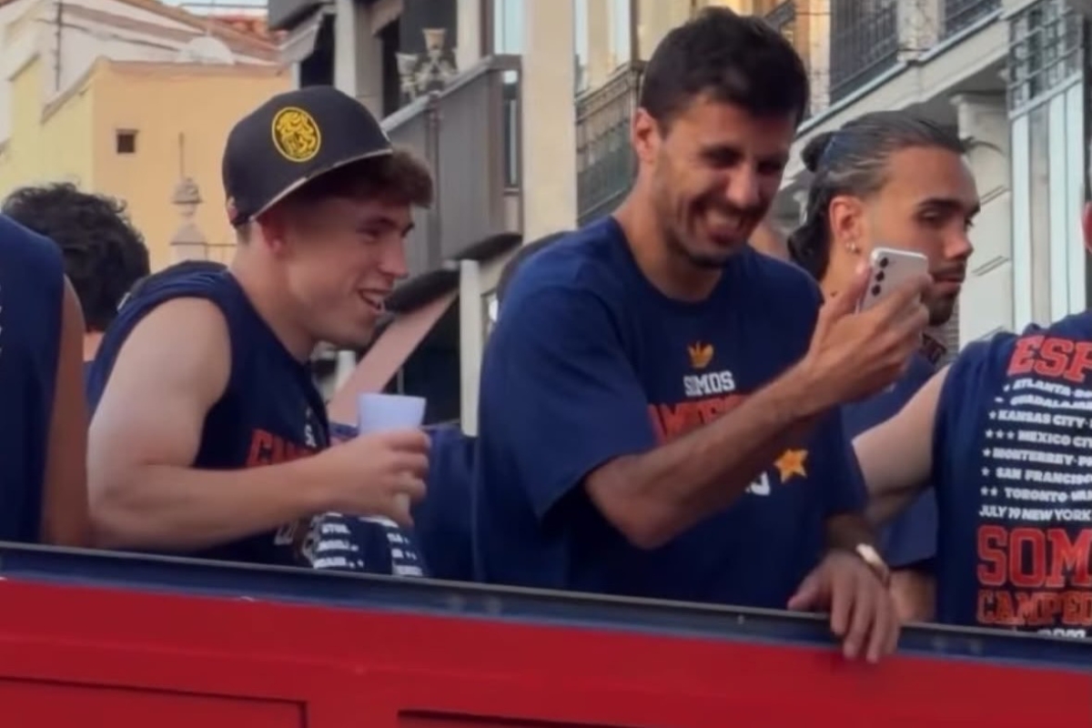 Víctor Muñoz celebró el título mundial de España con una gorra de Leones del Caracas y sorprendió a la afición venezolana
