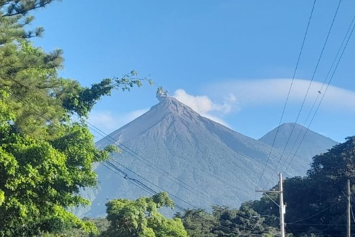 Descenso de ceniza en el Volcán de Fuego debido al colapso de material acumulado