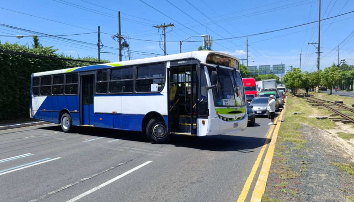 Manifestantes bloquean calzada y avenida por alza en precios de combustibles