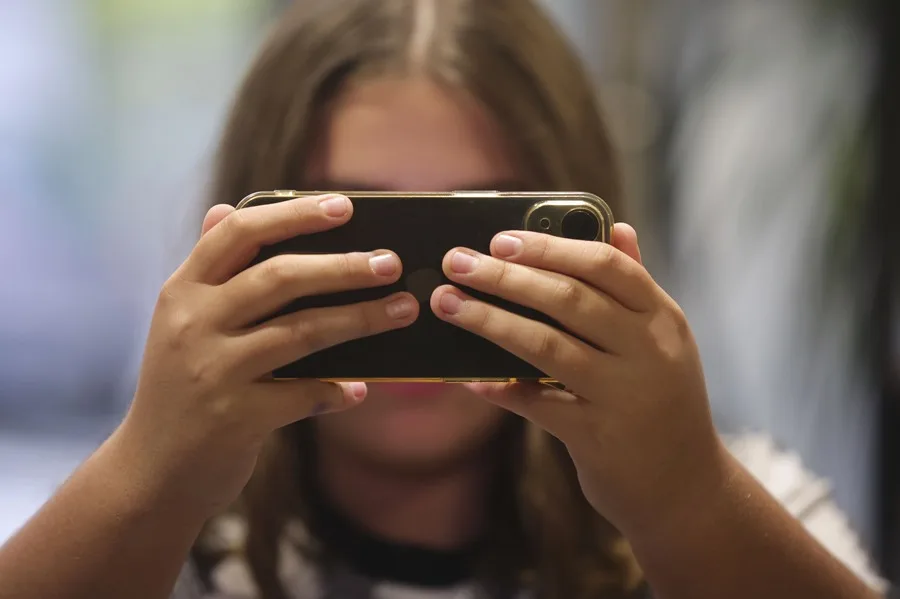 Francia prohíbe el acceso a redes sociales para menores de 15 años